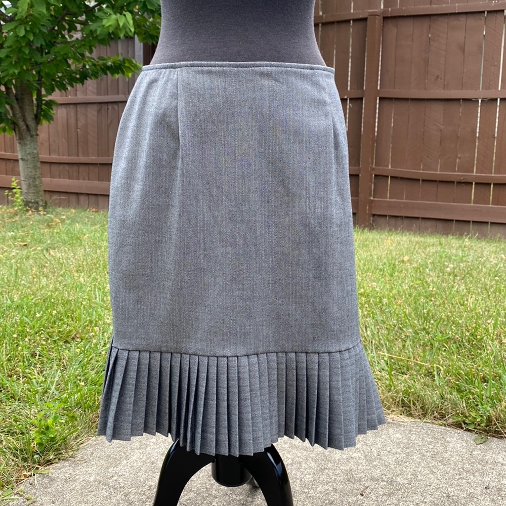 Skirt with pleated bottom